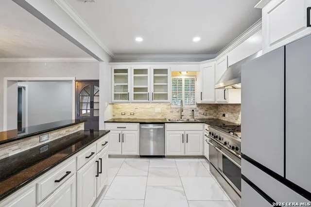 102 NACOGDOCHES RD Alamo Heights, TX 78209