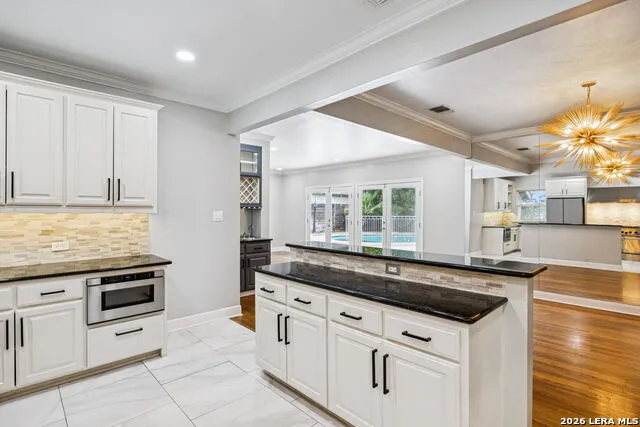 102 NACOGDOCHES RD Alamo Heights, TX 78209