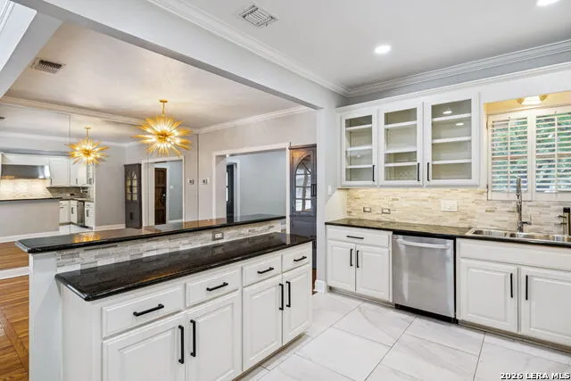 102 NACOGDOCHES RD Alamo Heights, TX 78209