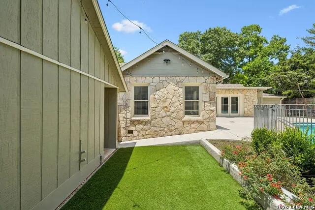 102 NACOGDOCHES RD Alamo Heights, TX 78209