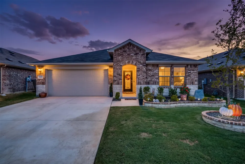 5529 Legends Way Krum, TX 76249