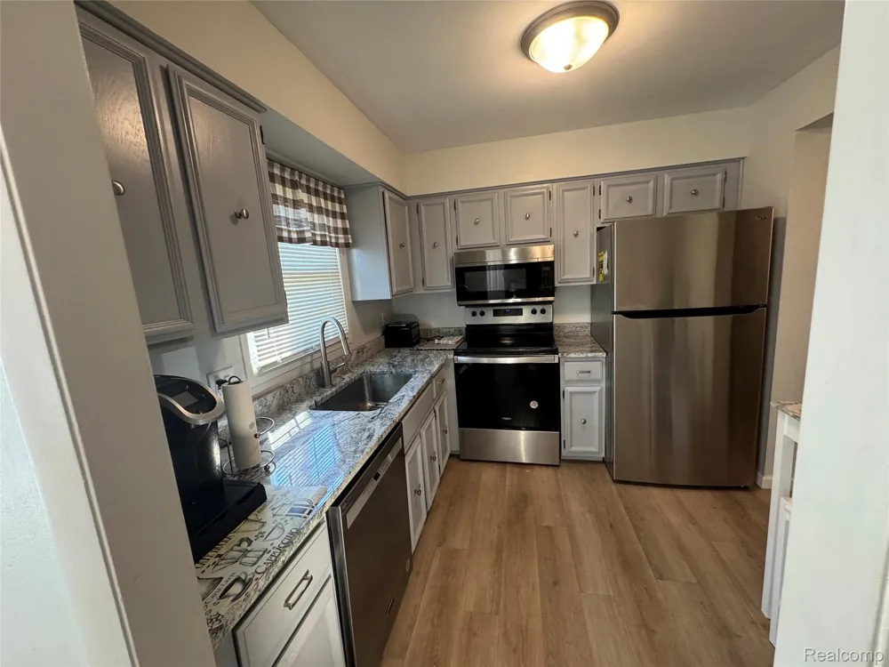 1764 Brentwood Drive Troy City, MI 48098