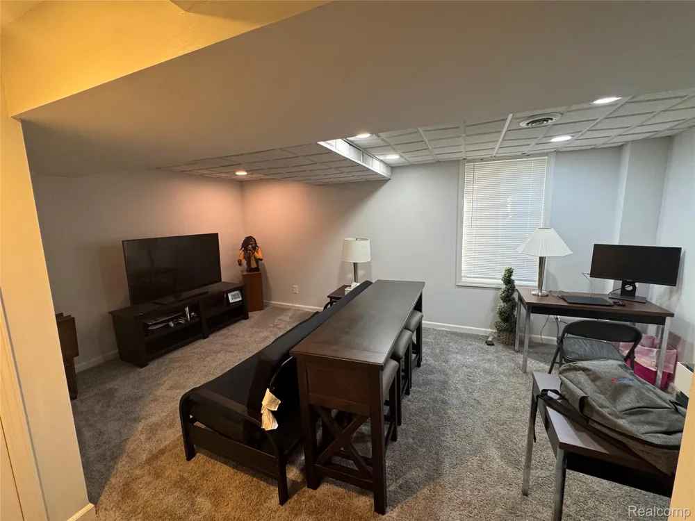 1764 Brentwood Drive Troy City, MI 48098