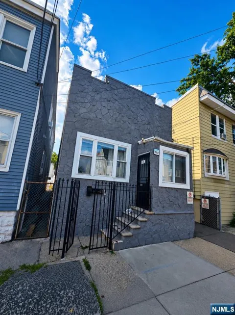 302 10th Street