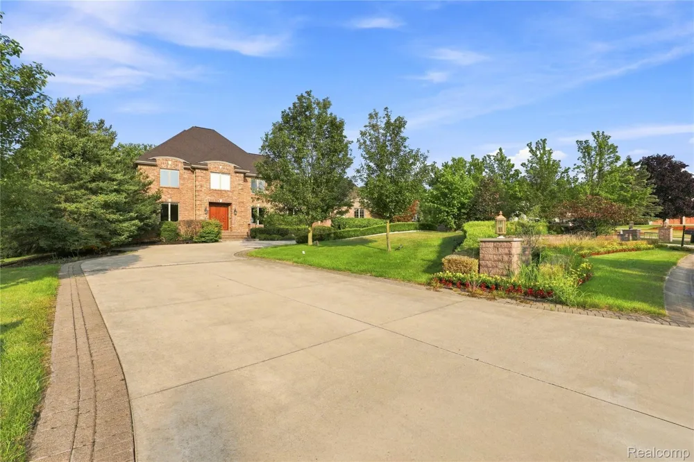 8263 Pine Hollow Trail Grand Blanc Charter Township, MI 48439