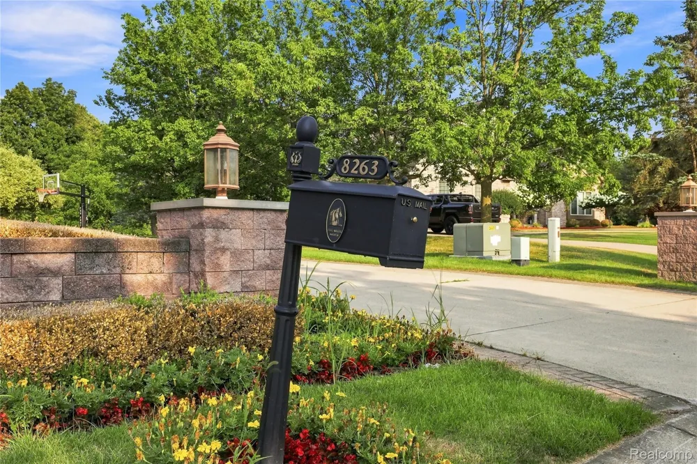8263 Pine Hollow Trail Grand Blanc Charter Township, MI 48439