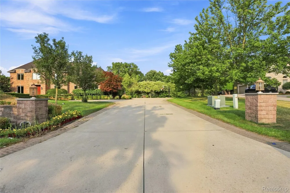 8263 Pine Hollow Trail Grand Blanc Charter Township, MI 48439