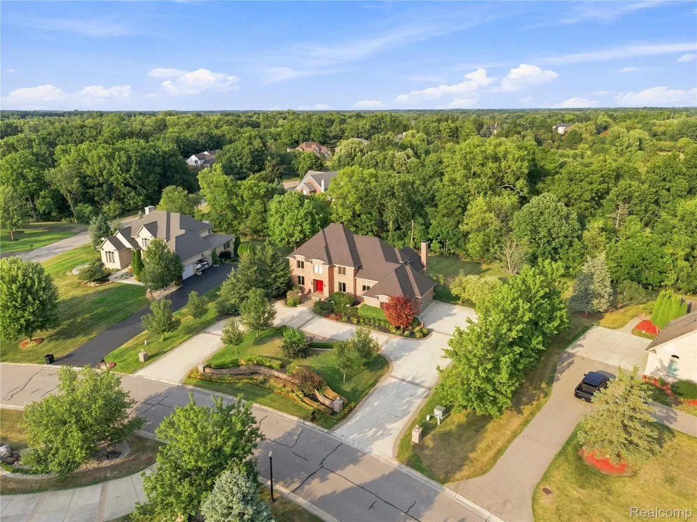 8263 Pine Hollow Trail Grand Blanc Charter Township, MI 48439