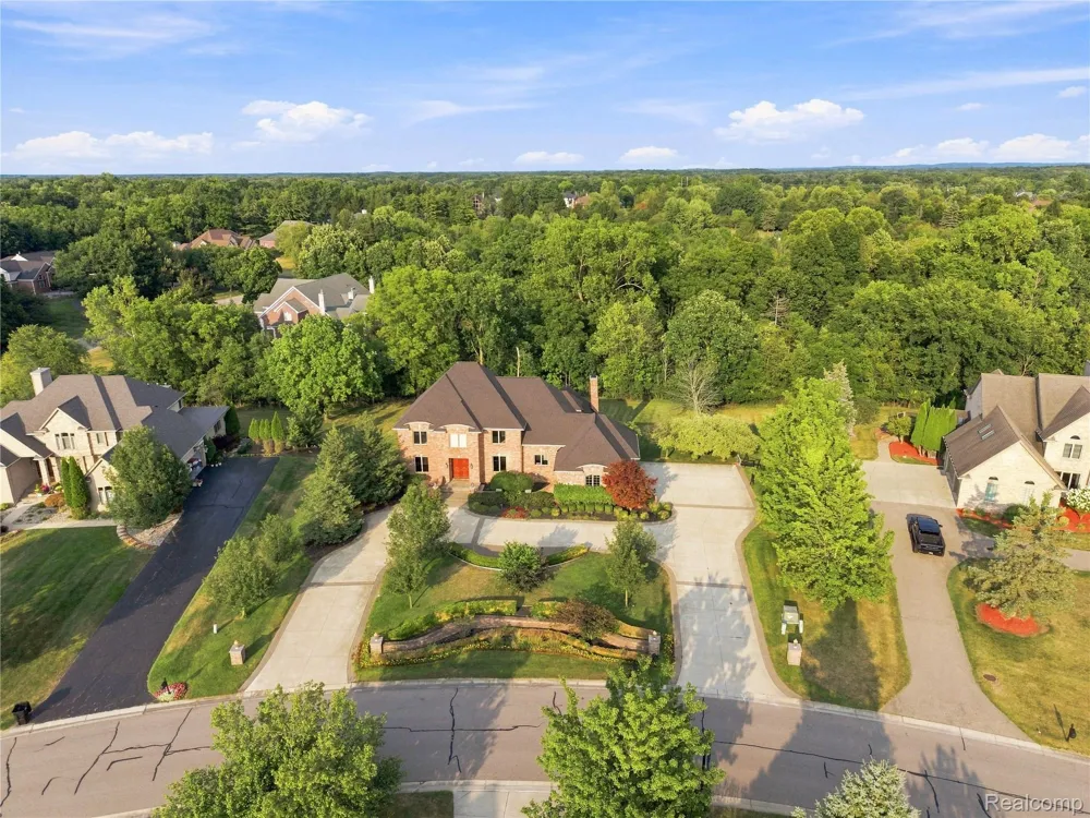 8263 Pine Hollow Trail Grand Blanc Charter Township, MI 48439