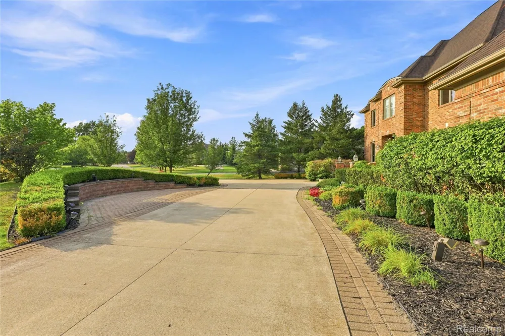 8263 Pine Hollow Trail Grand Blanc Charter Township, MI 48439
