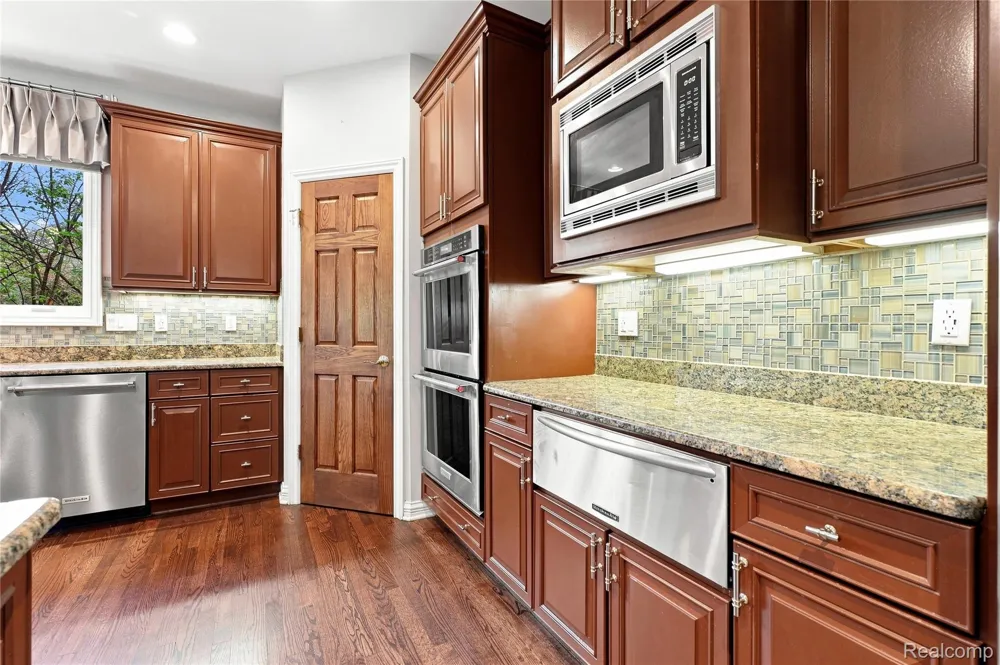 8263 Pine Hollow Trail Grand Blanc Charter Township, MI 48439