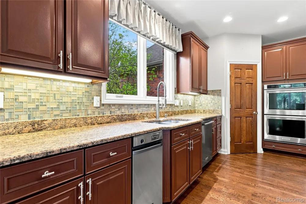 8263 Pine Hollow Trail Grand Blanc Charter Township, MI 48439