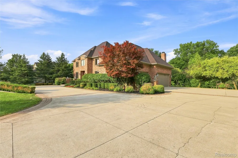 8263 Pine Hollow Trail Grand Blanc Charter Township, MI 48439