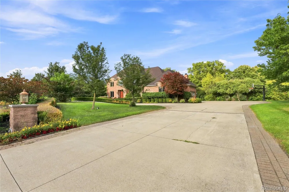 8263 Pine Hollow Trail Grand Blanc Charter Township, MI 48439