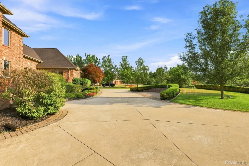 8263 Pine Hollow Trail Grand Blanc Charter Township, MI 48439