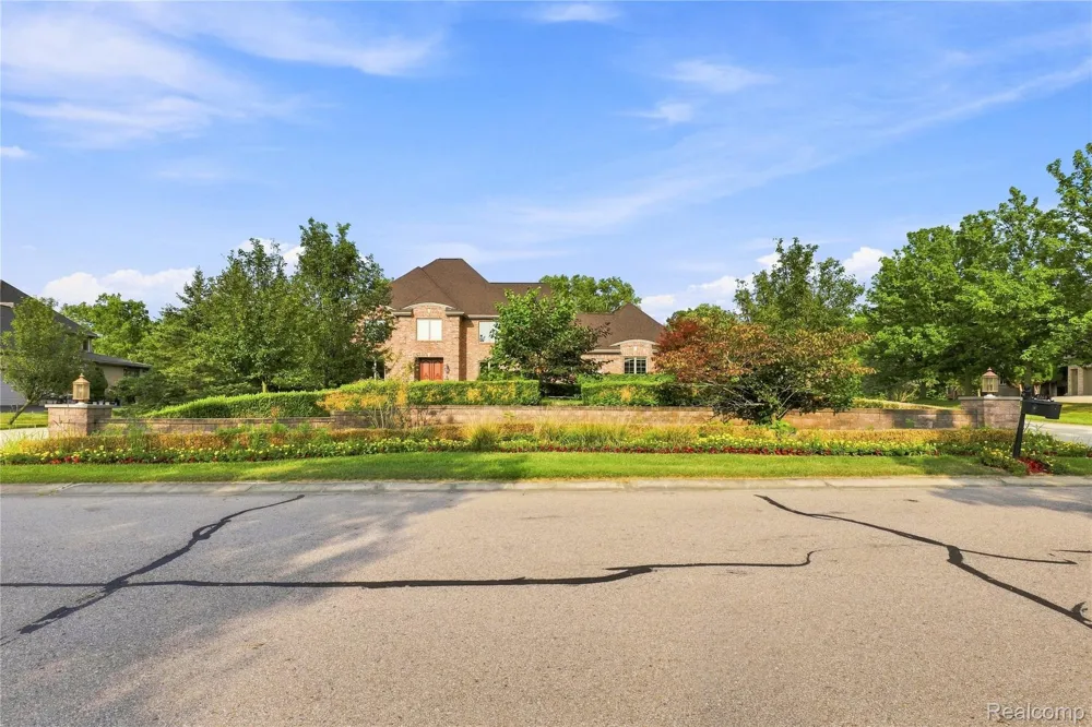 8263 Pine Hollow Trail Grand Blanc Charter Township, MI 48439
