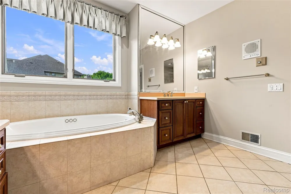 8263 Pine Hollow Trail Grand Blanc Charter Township, MI 48439