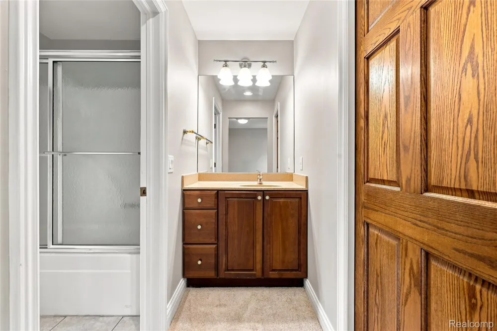 8263 Pine Hollow Trail Grand Blanc Charter Township, MI 48439