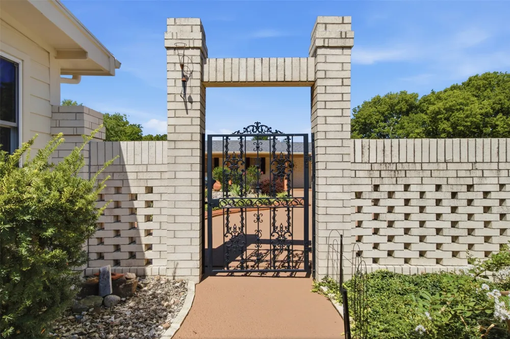 735 W Holiday Lane Claremore, OK 74017