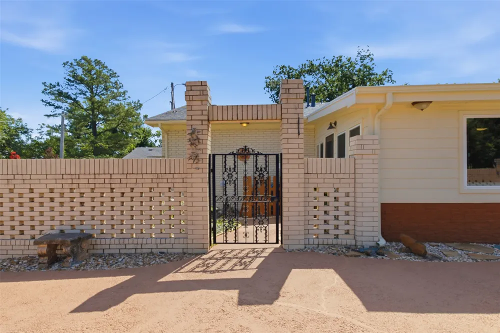735 W Holiday Lane Claremore, OK 74017