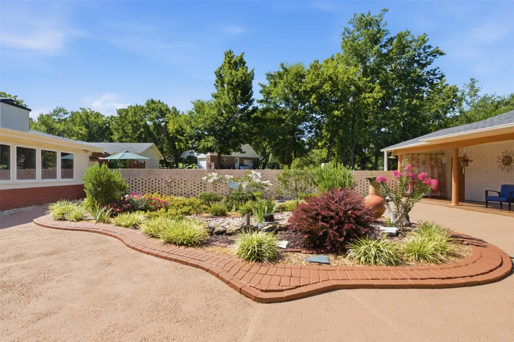735 W Holiday Lane Claremore, OK 74017