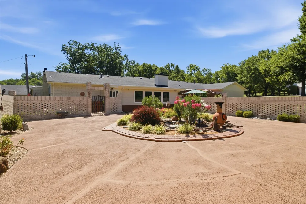 735 W Holiday Lane Claremore, OK 74017