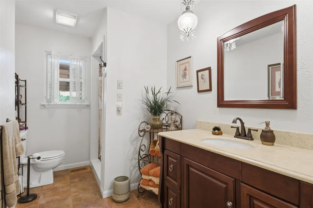 735 W Holiday Lane Claremore, OK 74017