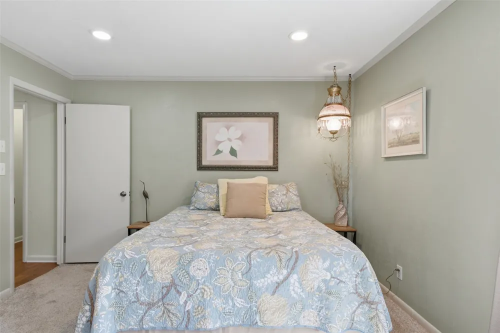 735 W Holiday Lane Claremore, OK 74017
