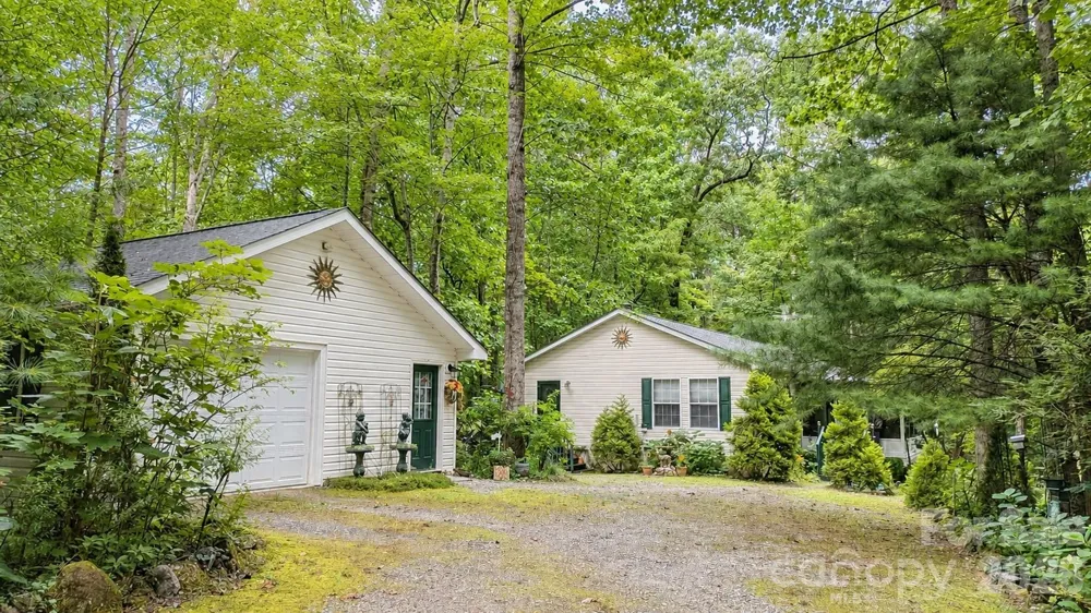 253 Royalwood Drive Zirconia, NC 28790