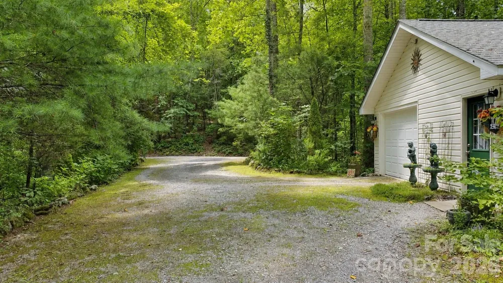 253 Royalwood Drive Zirconia, NC 28790