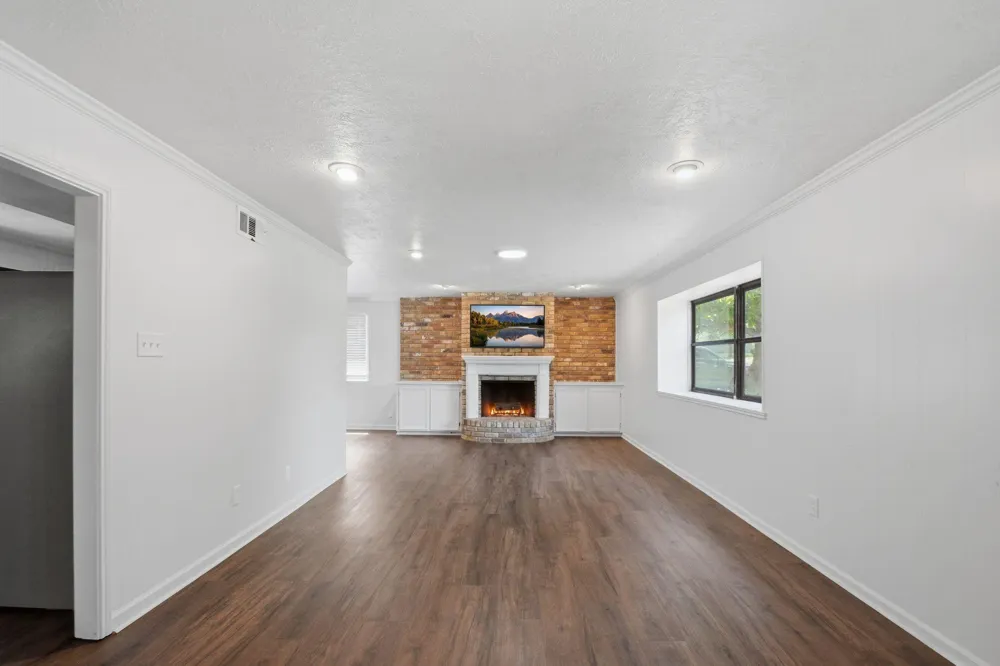 2011 Avenue T Huntsville, TX 77340