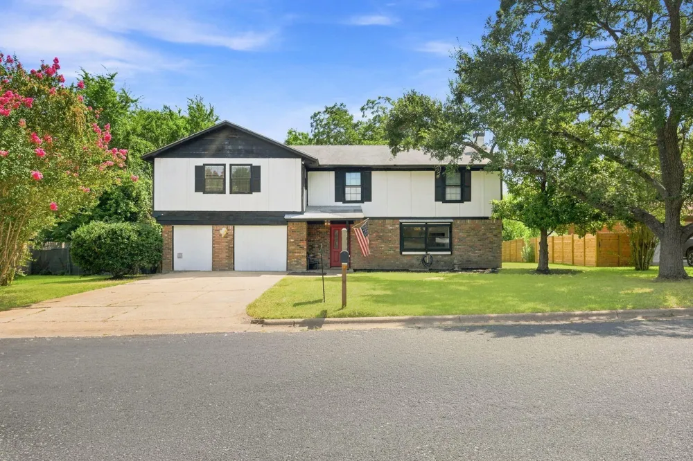 2011 Avenue T Huntsville, TX 77340