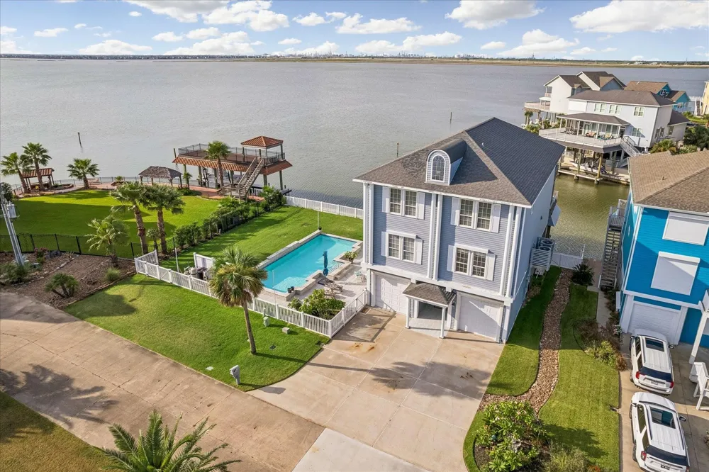 426 Sunset Circle Tiki Island, TX 77554