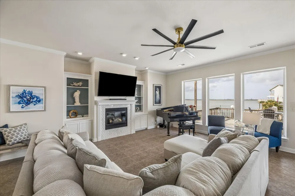 426 Sunset Circle Tiki Island, TX 77554