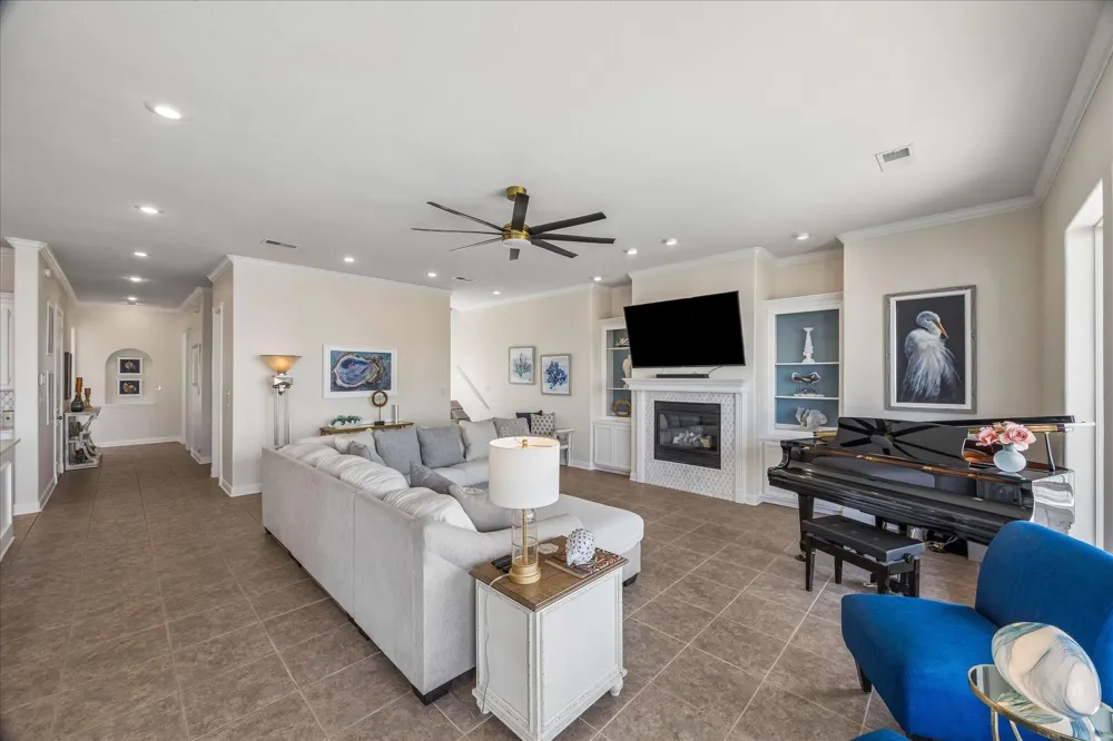 426 Sunset Circle Tiki Island, TX 77554