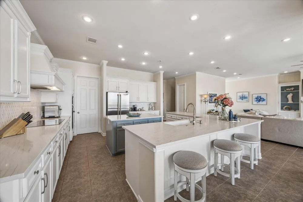 426 Sunset Circle Tiki Island, TX 77554