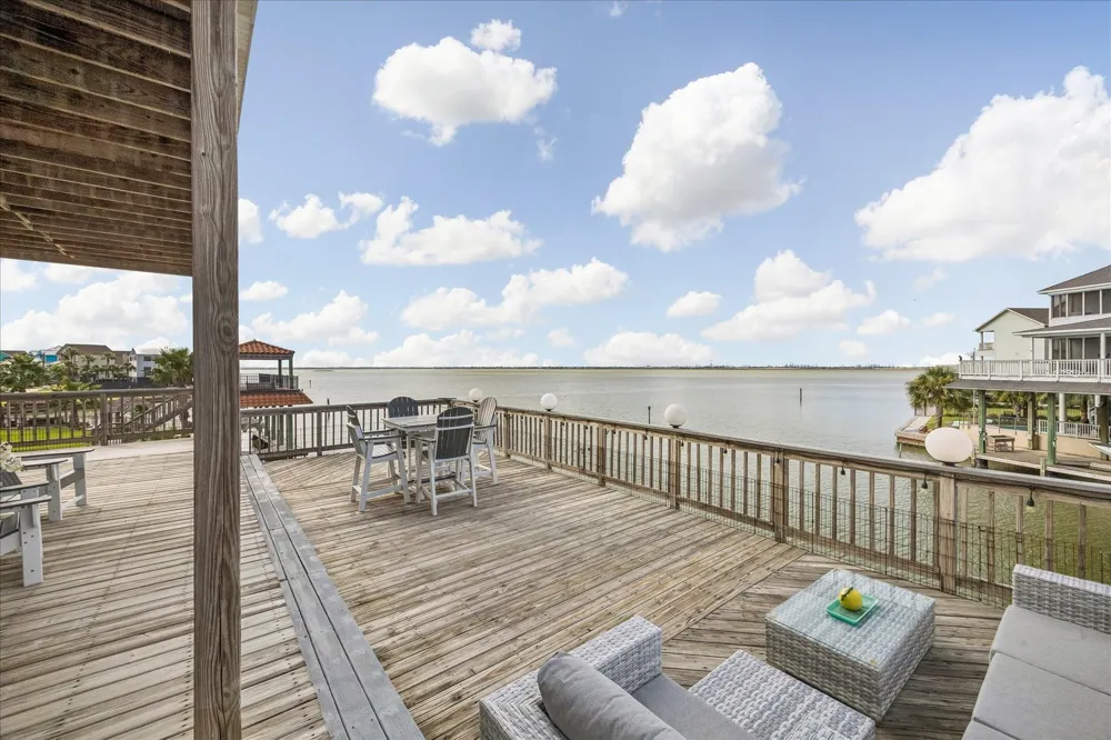 426 Sunset Circle Tiki Island, TX 77554