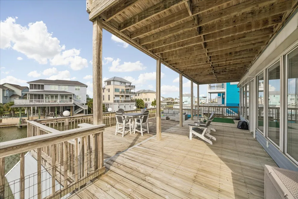 426 Sunset Circle Tiki Island, TX 77554