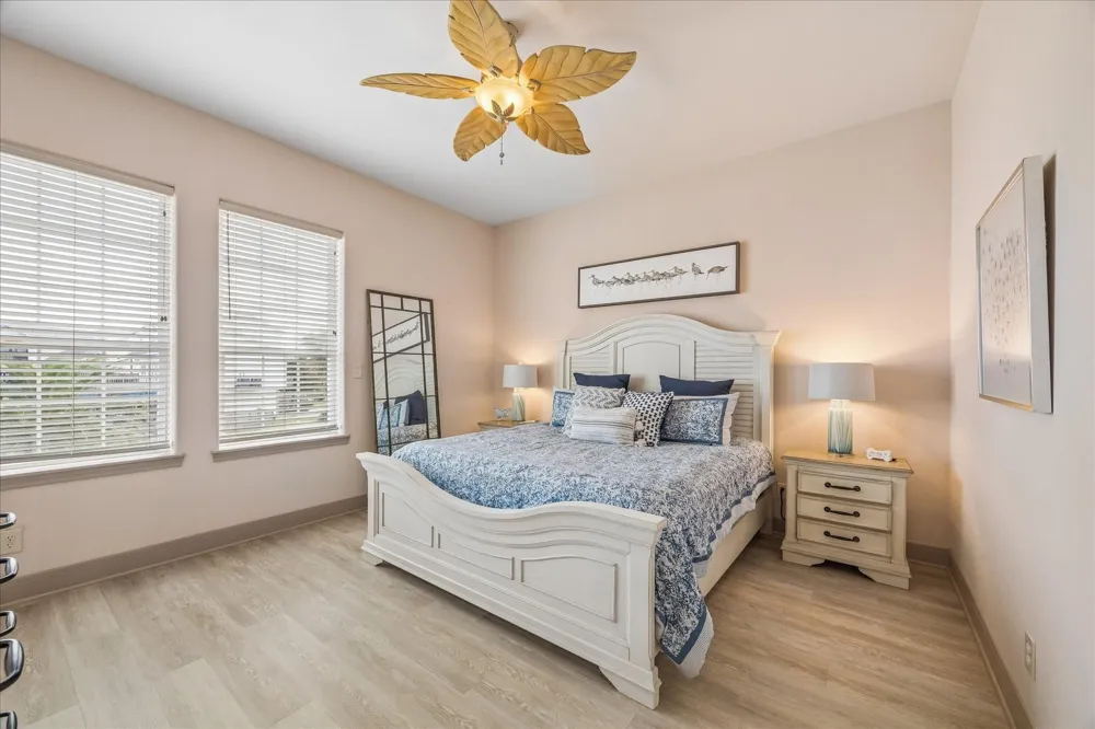 426 Sunset Circle Tiki Island, TX 77554