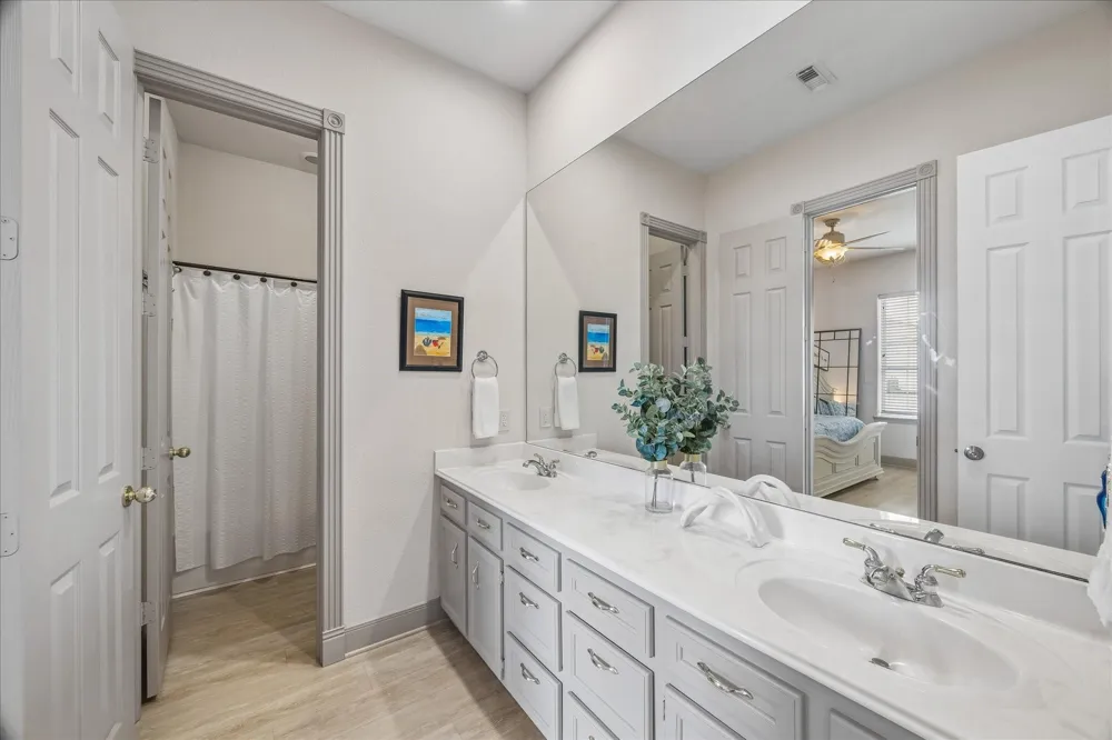 426 Sunset Circle Tiki Island, TX 77554