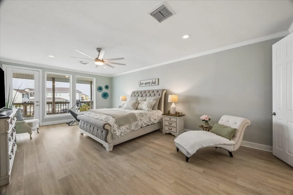 426 Sunset Circle Tiki Island, TX 77554