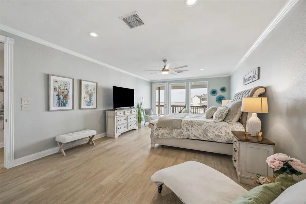 426 Sunset Circle Tiki Island, TX 77554