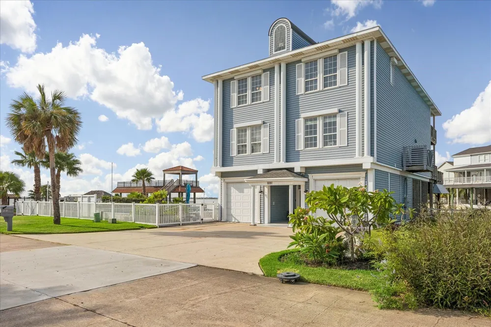 426 Sunset Circle Tiki Island, TX 77554