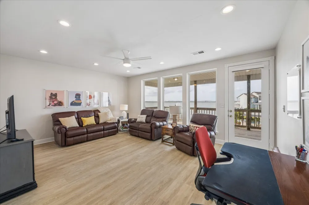 426 Sunset Circle Tiki Island, TX 77554