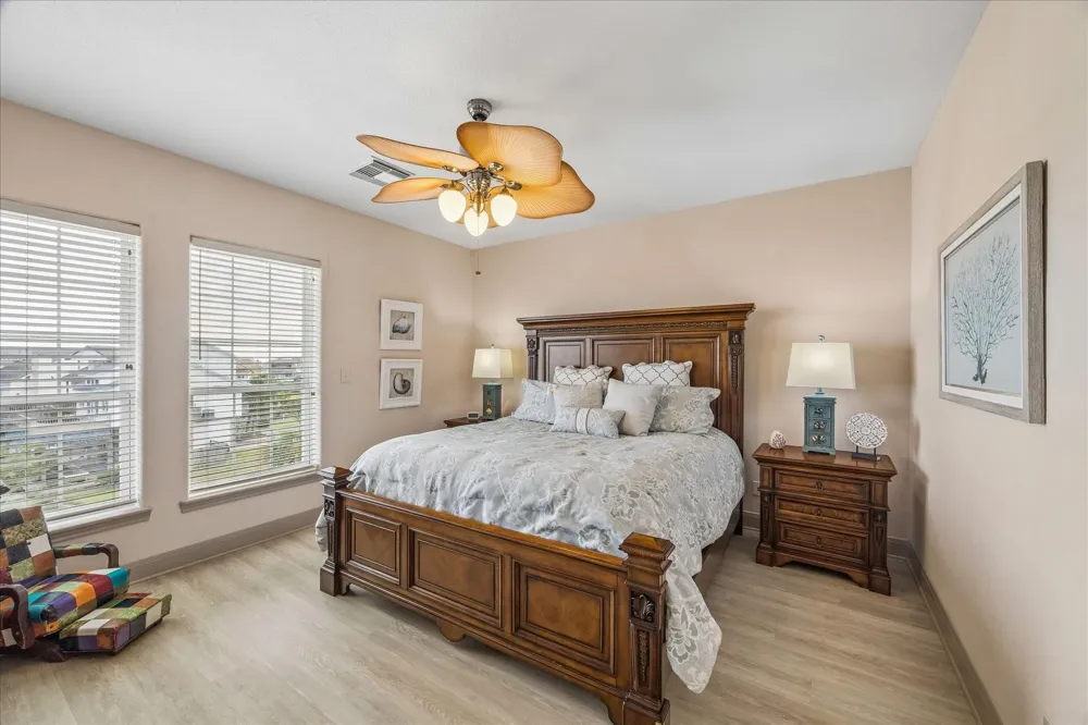 426 Sunset Circle Tiki Island, TX 77554