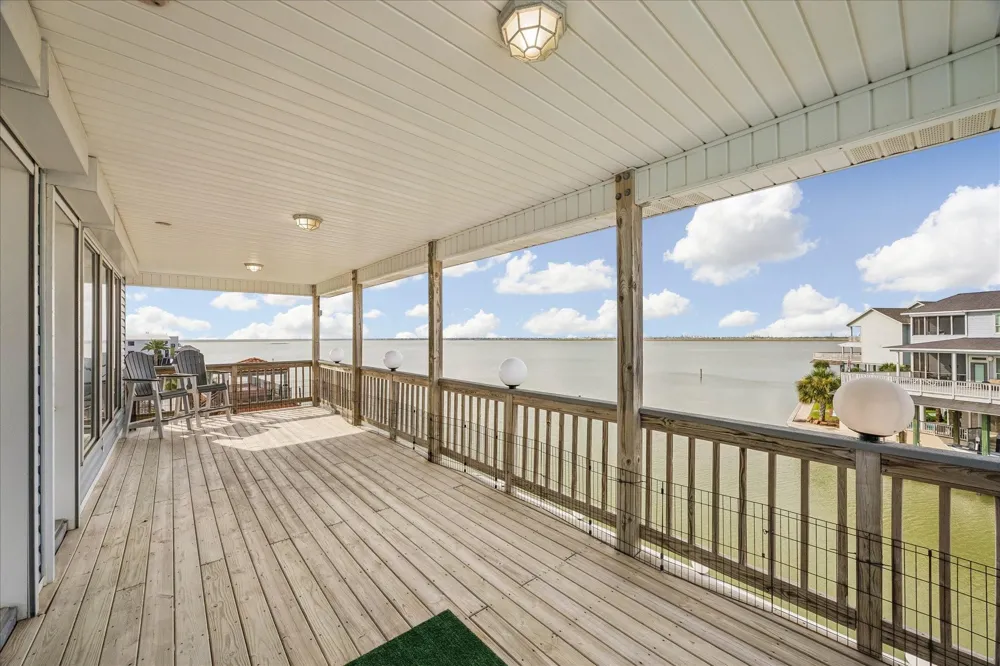 426 Sunset Circle Tiki Island, TX 77554