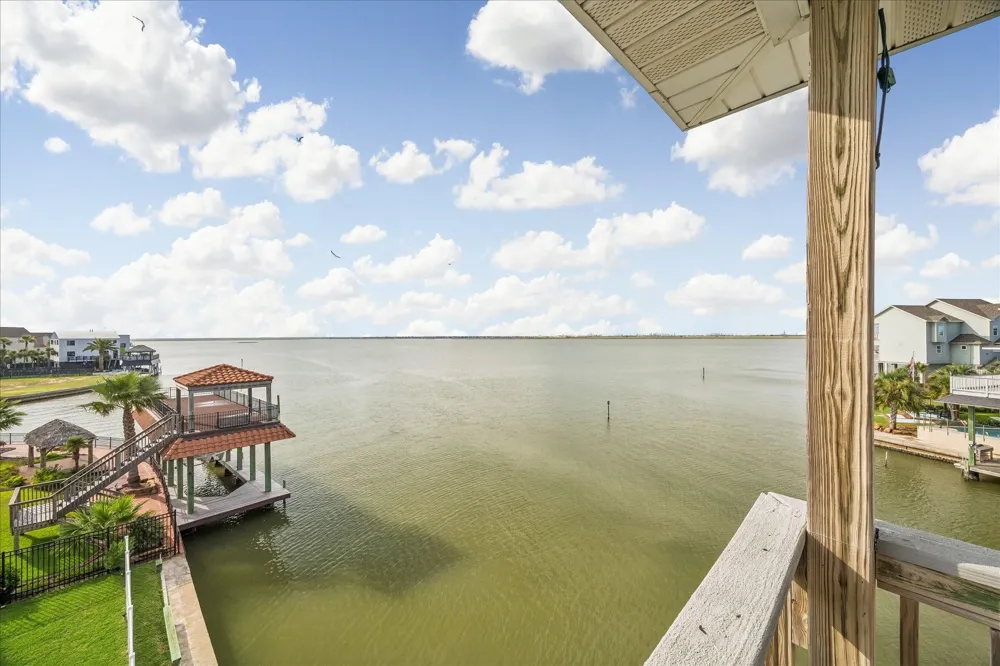 426 Sunset Circle Tiki Island, TX 77554