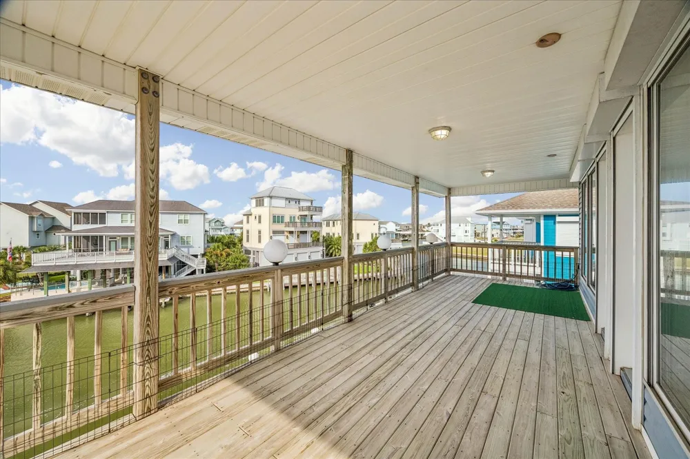 426 Sunset Circle Tiki Island, TX 77554
