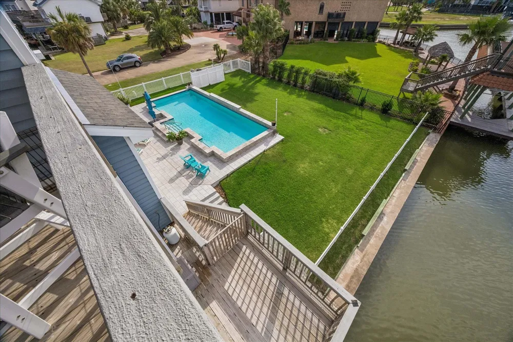 426 Sunset Circle Tiki Island, TX 77554