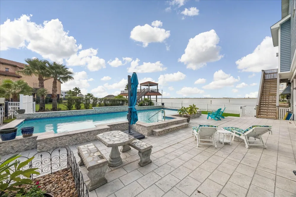 426 Sunset Circle Tiki Island, TX 77554